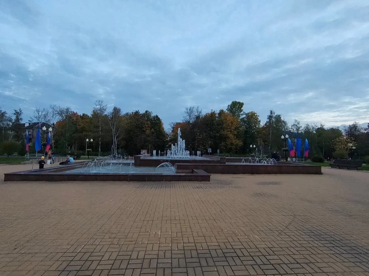 Площадь с фонтаном на улице Победы