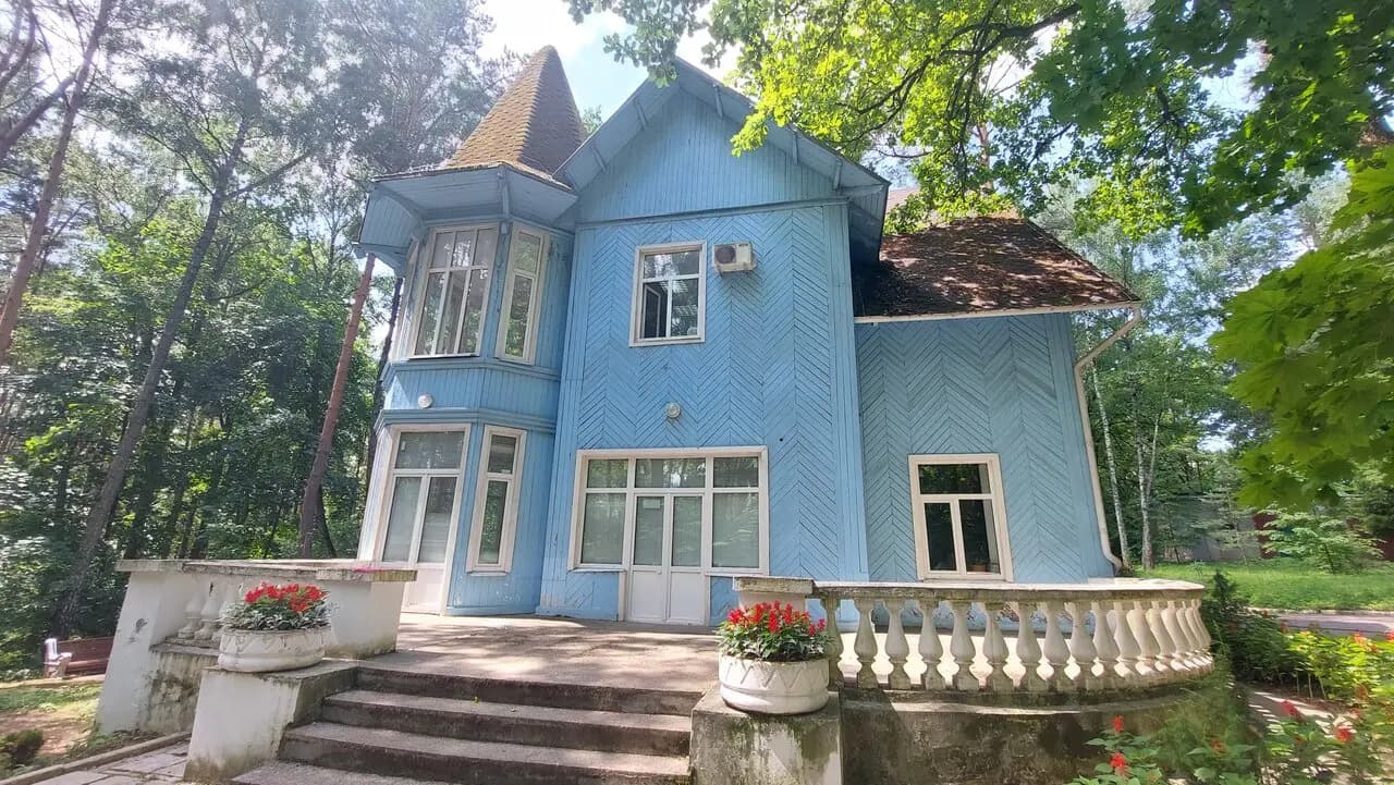 Дом-музей Курчатова с крыльцом и балюстрадой