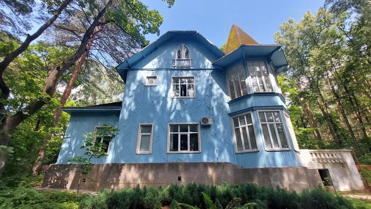 Голубой деревянный коттедж Курчатова