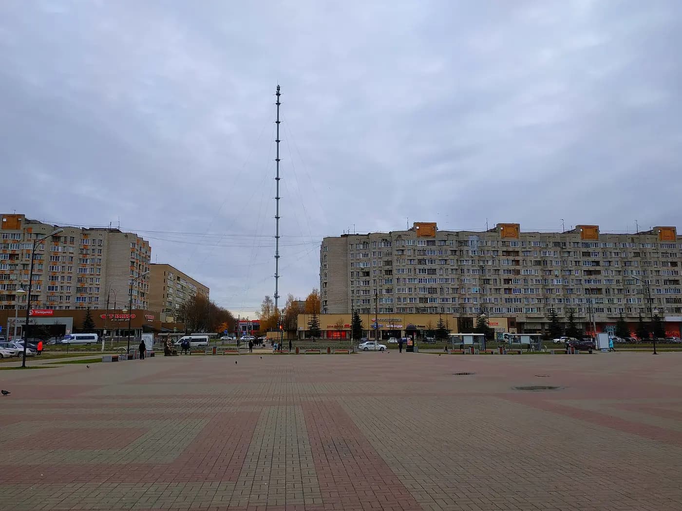 Вид на метеомачту с площади в центре города