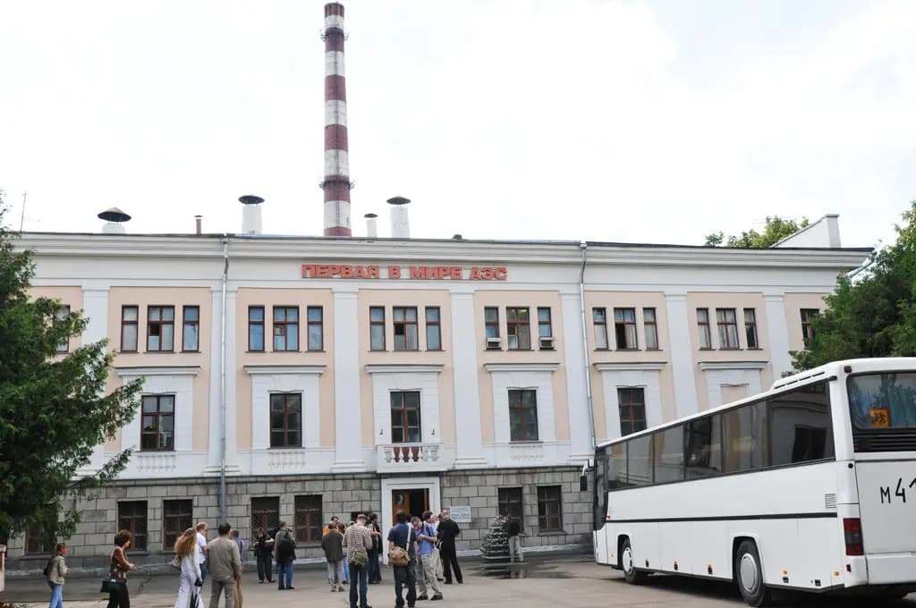 Здание Первой в мире АЭС с надписью на фасаде
