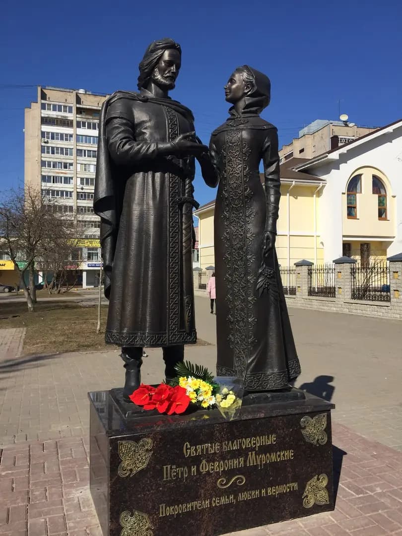 Бронзовые фигуры Петра и Февронии