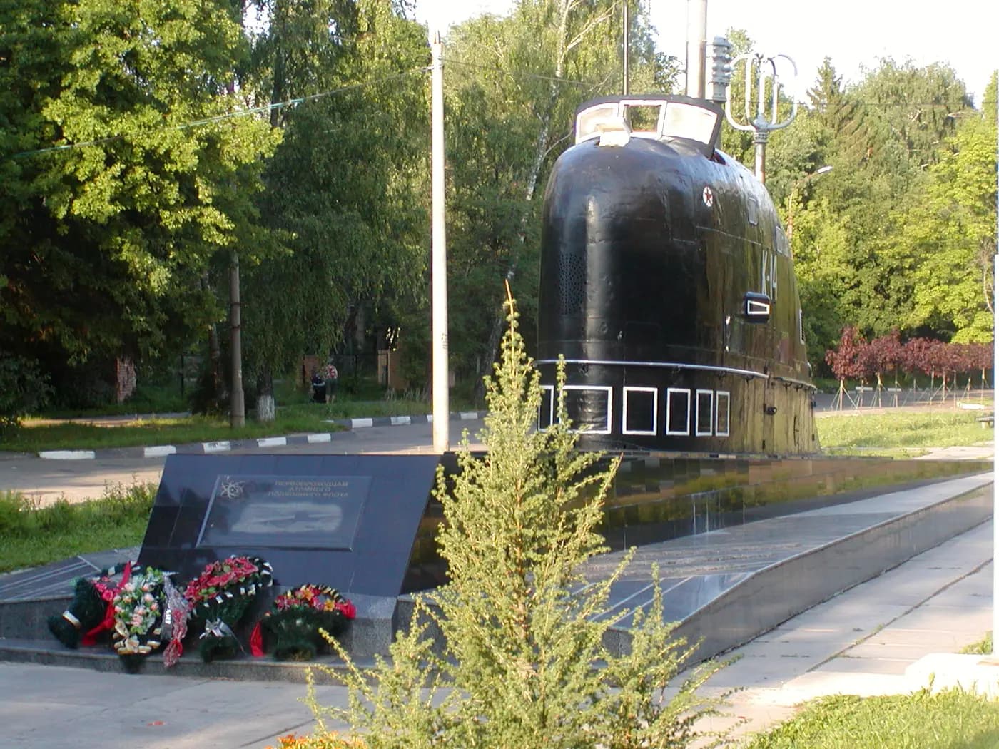 Рубка подлодки и мемориальная доска с цветами