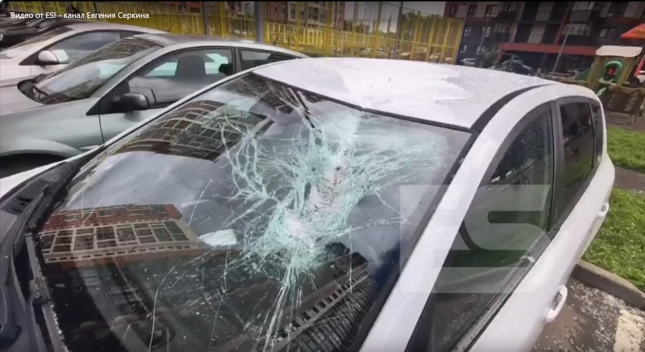 В Обнинске оконная рама с верхнего этажа рухнула прямо на автомобиль [+dbltj]